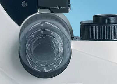 Height-adjustable focus knobs